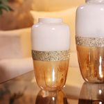 Florero Bajo de Vidrio Moderno con Detalle Dorado Texturizado