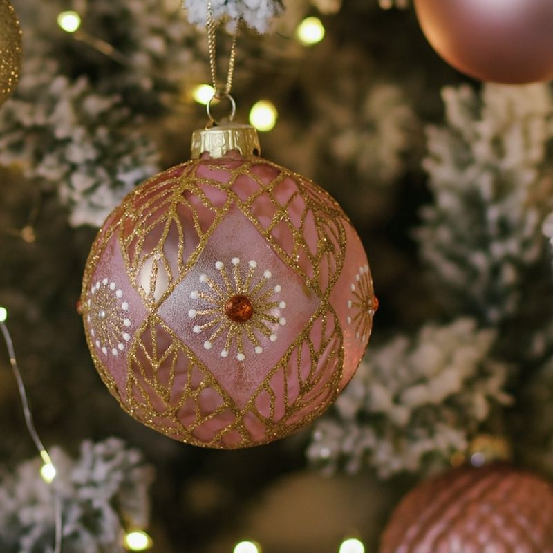 Esfera Navideña Rosa con Detalles Dorados