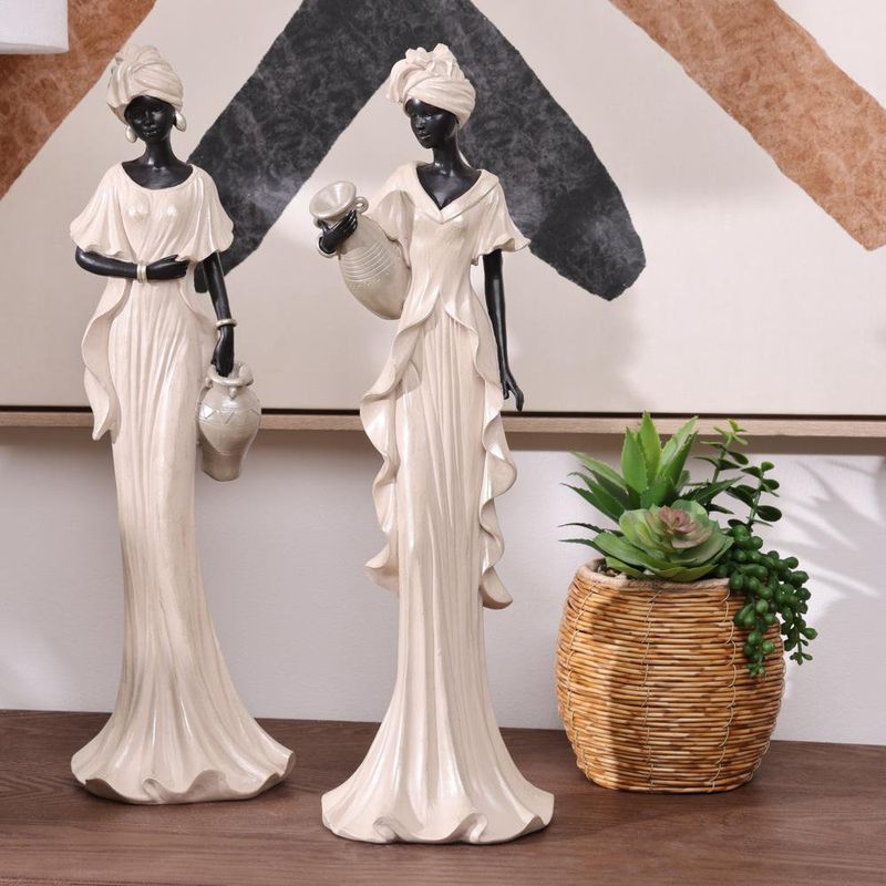 Figura Africana Decorativa con Vestido de Vuelos Blanco