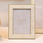 Portarretrato Beige con Orilla Dorada 23 x 17 cm