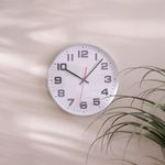 Reloj Clásico Blanco con Números Grandes Negros