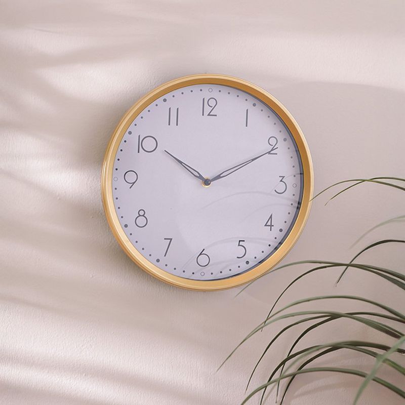 Reloj de Pared Dorado con Fondo Blanco