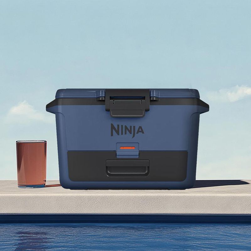 Hielera Ninja con Tecnología FrostVault Dry Zone Azul 47.3 Litros