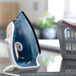 Plancha de Vapor Azul de Alta Potencia con Suela Antiadherente