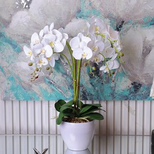 Orquídea Blanca con Flores Decorativas en Maceta Gris