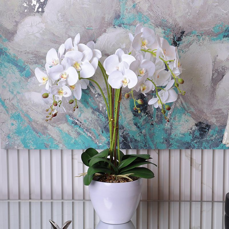 Orquídea Blanca con Flores Decorativas en Maceta Gris