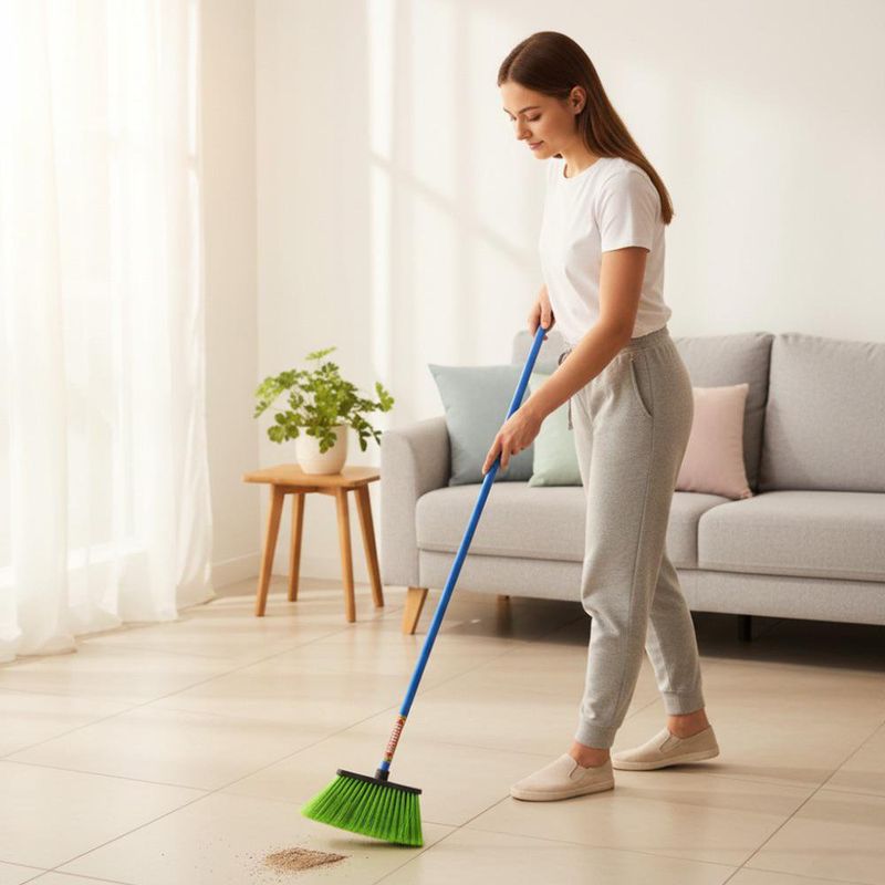 Escoba con Cerdas Firmes Verde con Mango de Madera