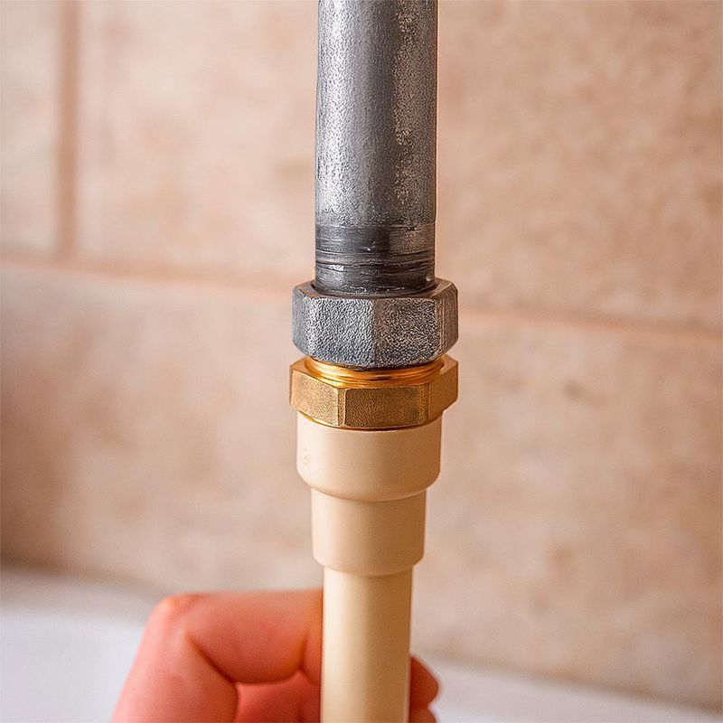 Adaptador Macho CPVC 1/2 Plg con Inserto Metálico Rosca Exterior