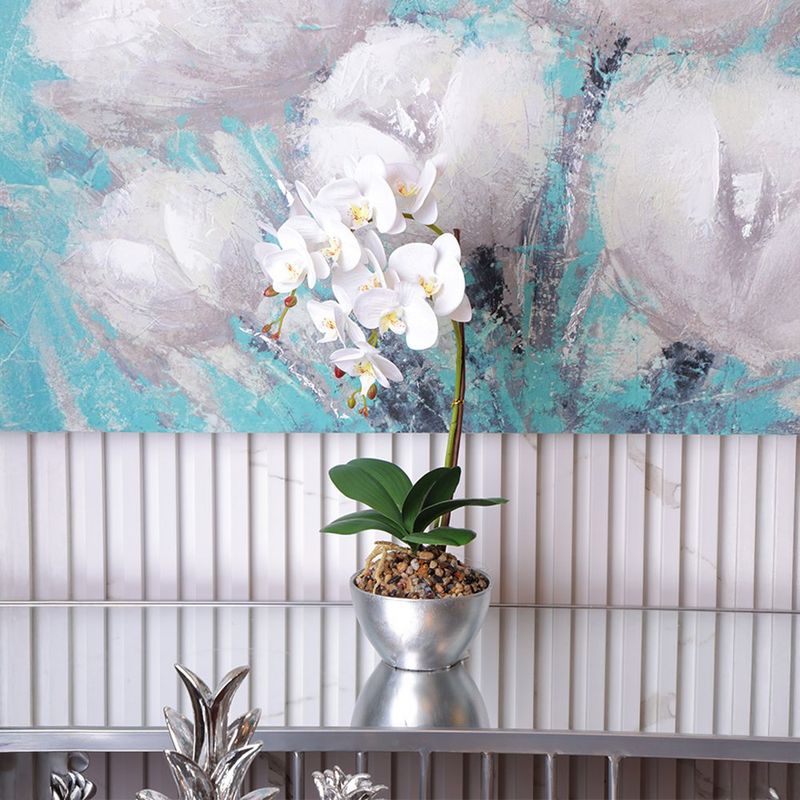 Orquídea Blanca en Maceta Plateada con Piedras Decorativas