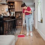 Escoba con Cerdas de PVC y Mango de Madera Colores Surtidos