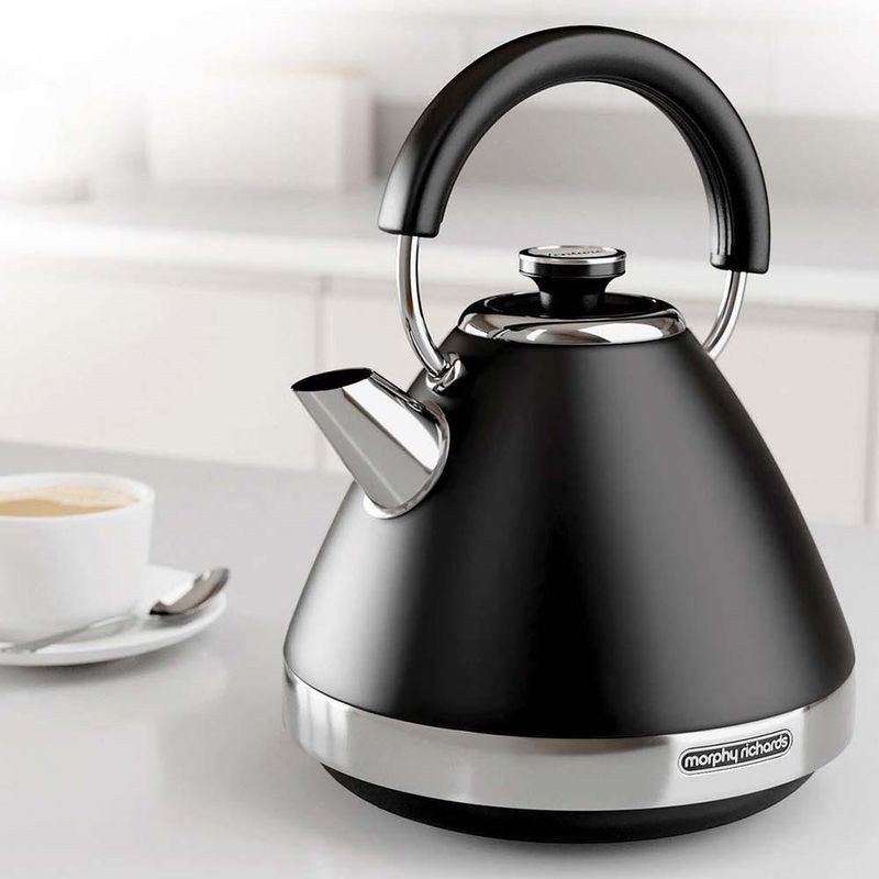 Hervidor Eléctrico Piramidal Negro con Acabado Mate 1.5 L