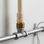 Adaptador Hembra de CPVC con Inserto Metálico y Rosca de 1/2 plg