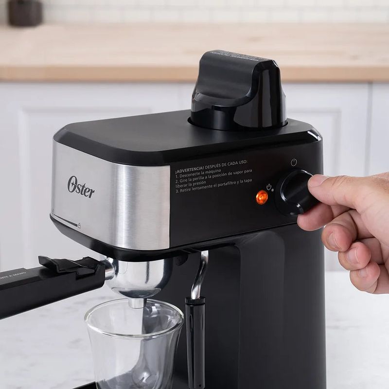 Cafetera Espresso Oster con Vaporizador