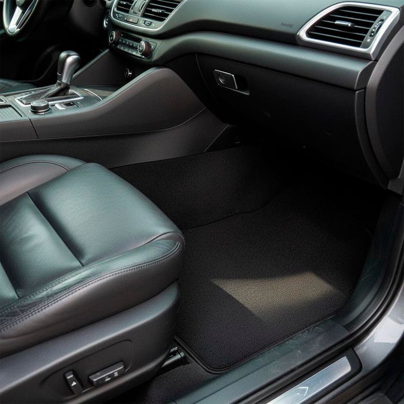 Set de 4 Alfombras para Auto de Felpa y Hule Color Negro