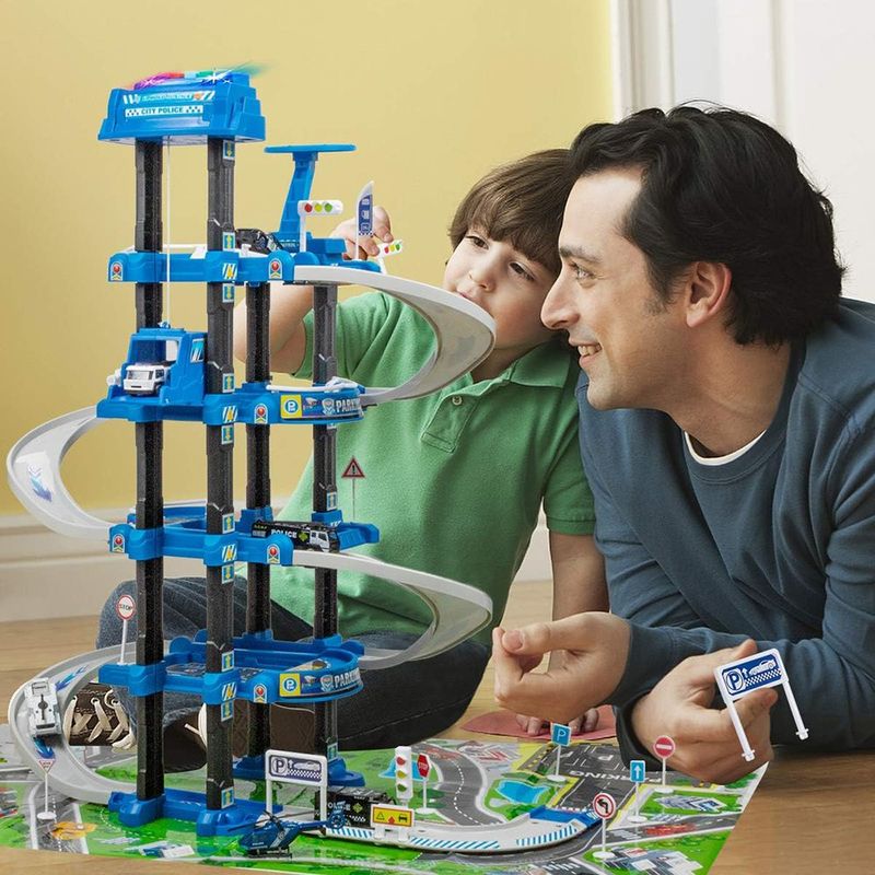 Estacionamiento Infantil de Policía con Helipuerto y Elevador