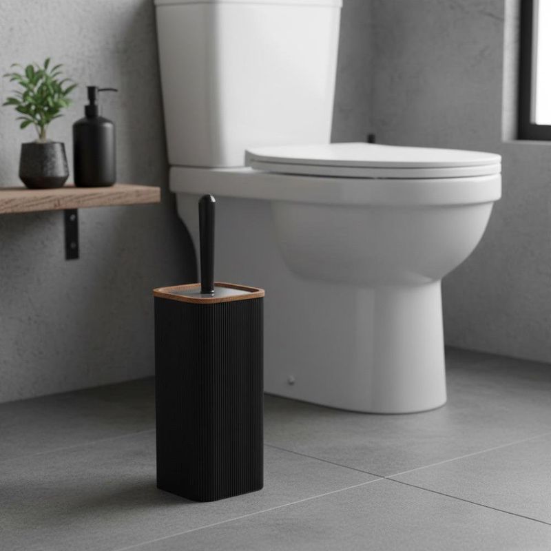 Cepillo para Baño Mediano de Plástico con Base Negro