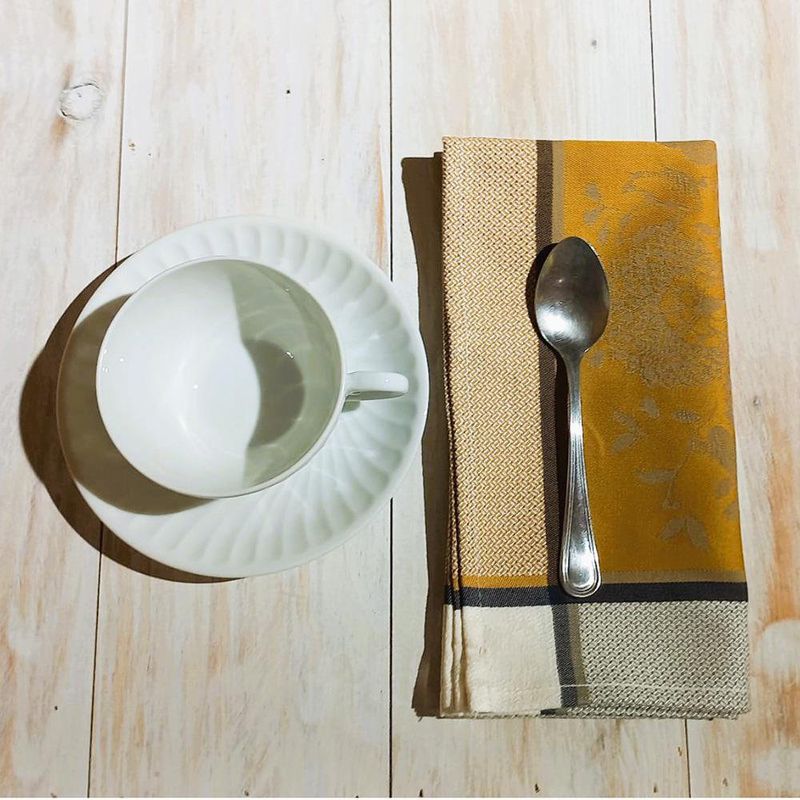 Servilleta de Tela Cuadrada 47 x 47 Cm Color Dorado