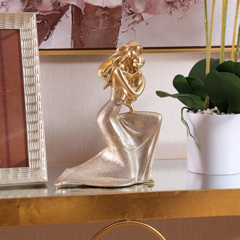 Figura Decorativa de Mamá con Bebé en Tono Dorado