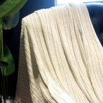 Frazada Yarn Dyed Color Ivory y Negro Tamaño King