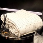 Frazada Yarn Dyed Color Ivory y Negro Tamaño King