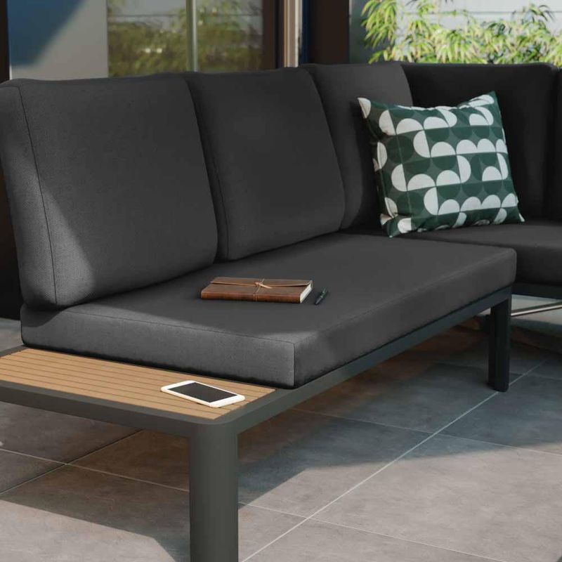 Sofá en L Gris Oscuro con Mesa Central