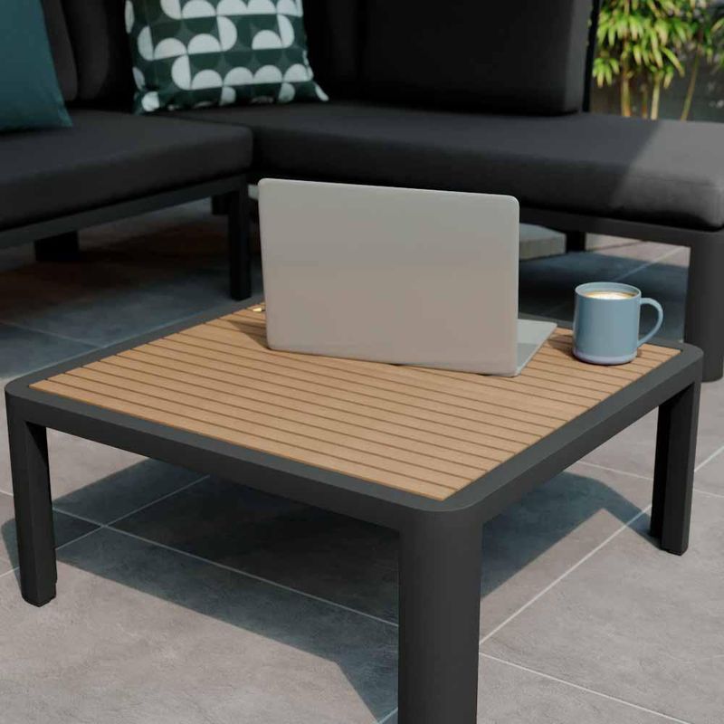 Sofá en L Gris Oscuro con Mesa Central