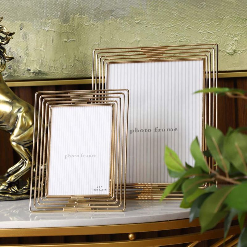 Marco Decorativo Rectangular Metálico con Diseño de Líneas