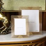 Marco Decorativo Rectangular Metálico con Diseño de Líneas