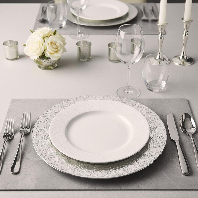 Plato Base de 33 x 33 cm Color Plateado con Diseño Ornamental