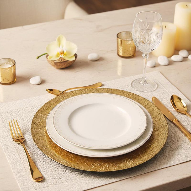 Plato Base de 33 x 33 cm Color Dorado con Borde de Puntos