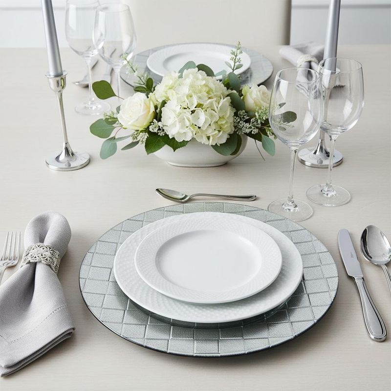 Plato Base Decorativo de 33 x 33 cm Color Plateado con Textura Entrelazada