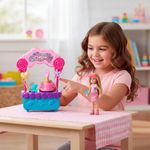 Muñeca Chelsea con Puesto de Dulces y Accesorios