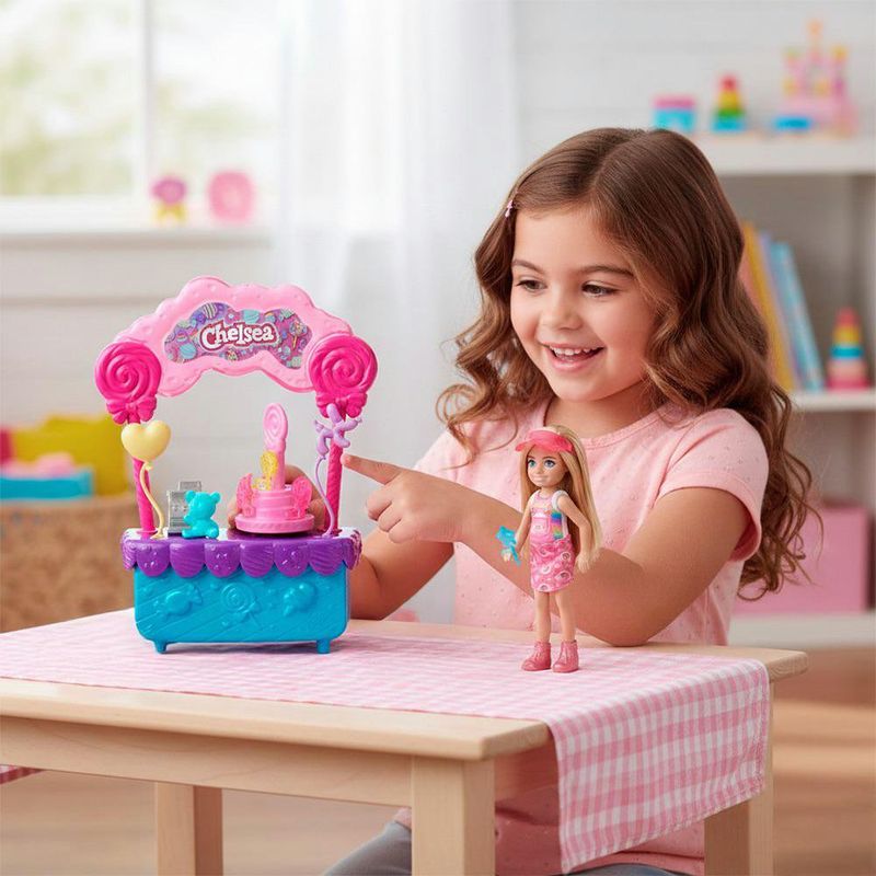 Muñeca Chelsea con Puesto de Dulces y Accesorios