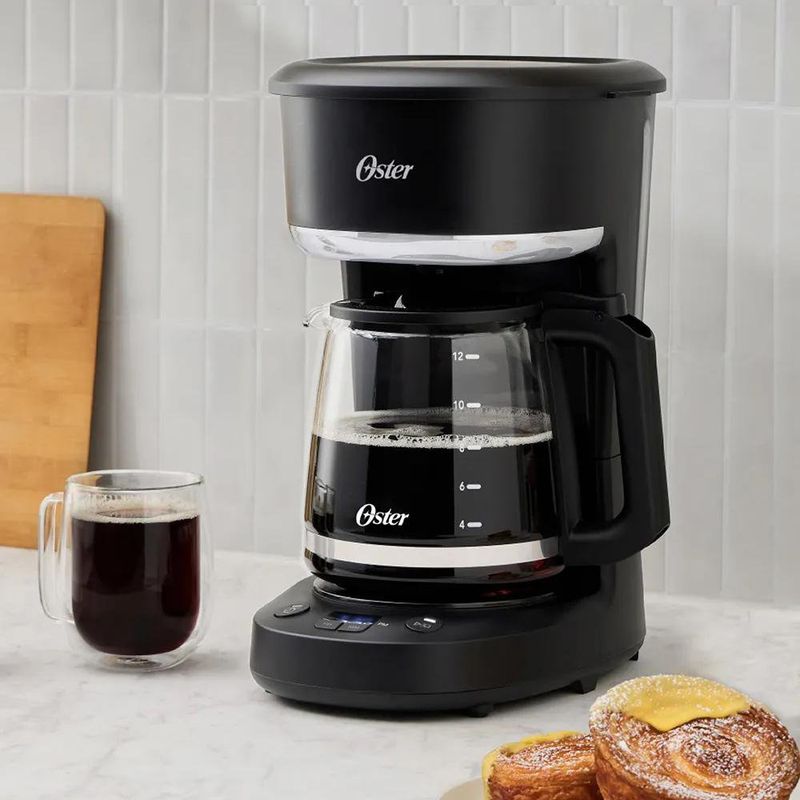 Cafetera Oster de 12 Tazas con Filtro Reutilizable Color Negro