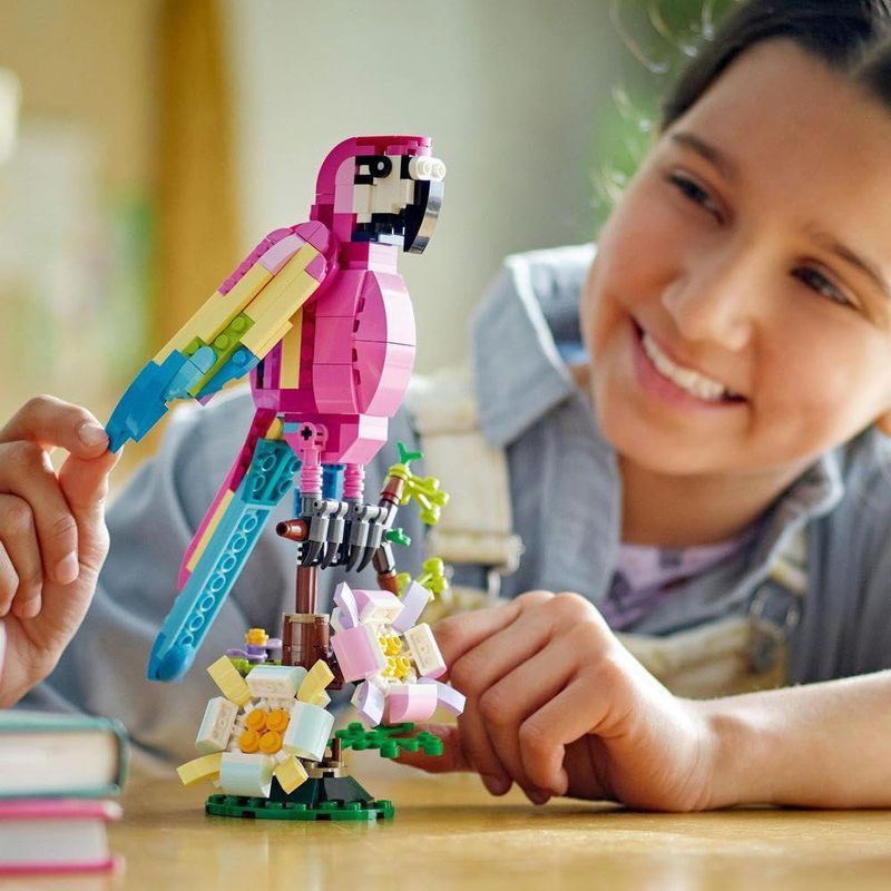 LEGO Creator Loro Rosa Exótico de 253 Piezas