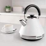 Hervidor Eléctrico Piramidal Morphy Richards de 1.5 L Color Blanco