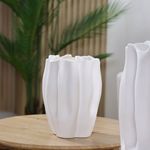 Florero Decorativo Blanco Corrugado 24.5 cm