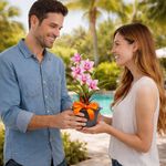 Planta Artificial de Orquídea Morada con Maceta Negra