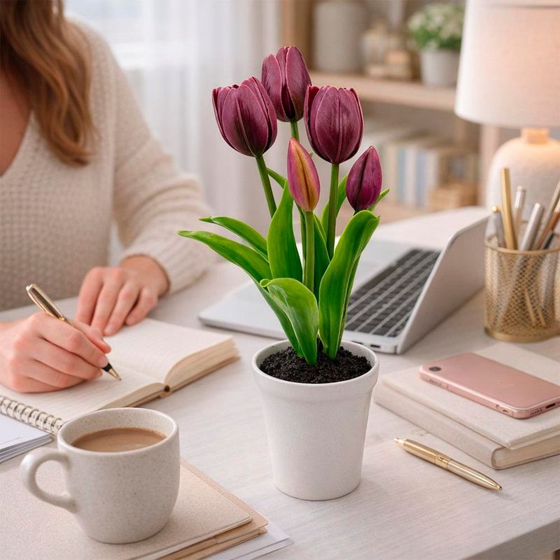 Tulipanes Morados Artificiales en Maceta Blanca