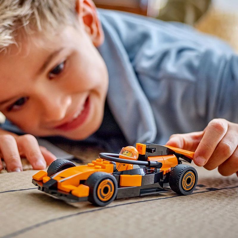 LEGO City Piloto de F1 con Auto de Carrera McLaren