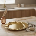 Plato Base de 33 cm con Diseño Ondulado Color Dorado