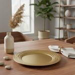 Plato Base de 33 cm con Diseño Texturizado Color Dorado