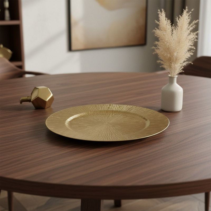 Plato Base de 33 cm con Diseño Solar Texturizado Color Dorado