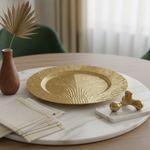 Plato Base de 33 cm con Diseño Lineal Texturizado Color Dorado