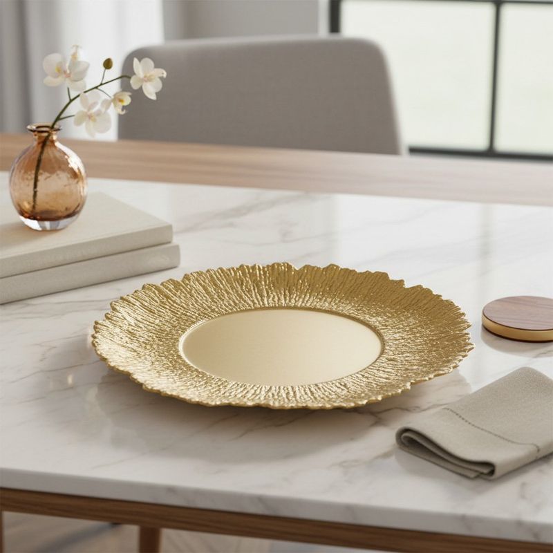Plato Base de 33 cm con Diseño Decorativo Texturizado Color Dorado