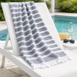Toalla Extra Playa Diseño Líneas Color Gris con Blanco