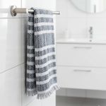 Toalla de Mano Diseño Líneas Color Gris con Blanco