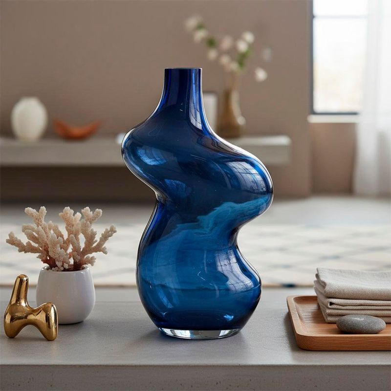 Florero de Vidrio Curvo Color Azul de 32 Cm