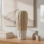 Florero de Cerámica Color Blanco y Beige con Ondas de 33.5 Cm