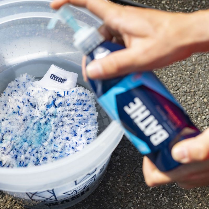 Shampoo Automotriz pH Neutro Gyeon Q2M Bathe para Auto 500 ml
